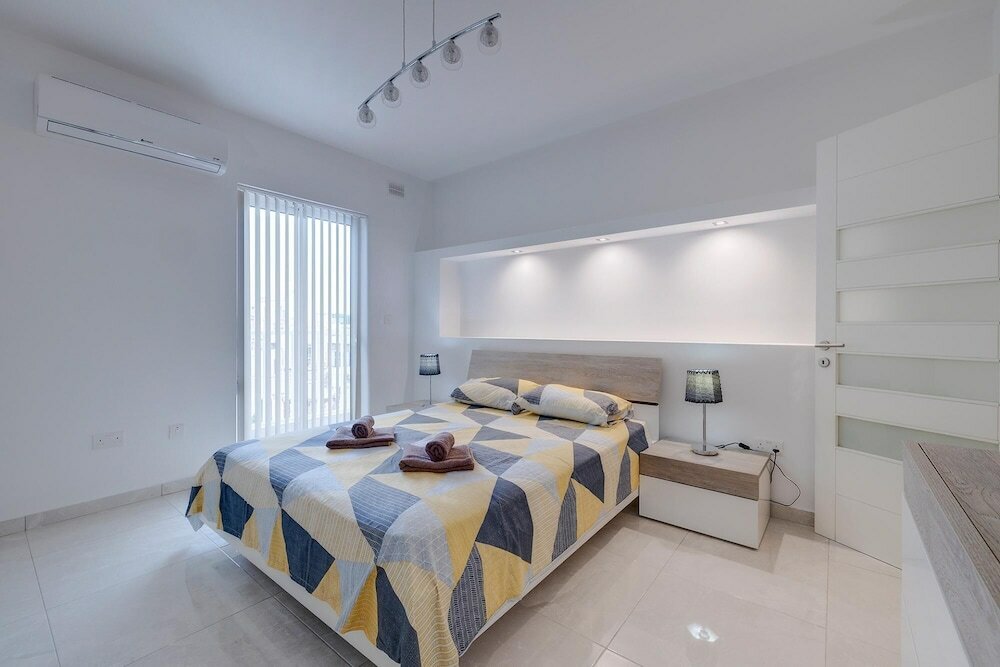 Фото Spacious Apartment Steps to the Promenade