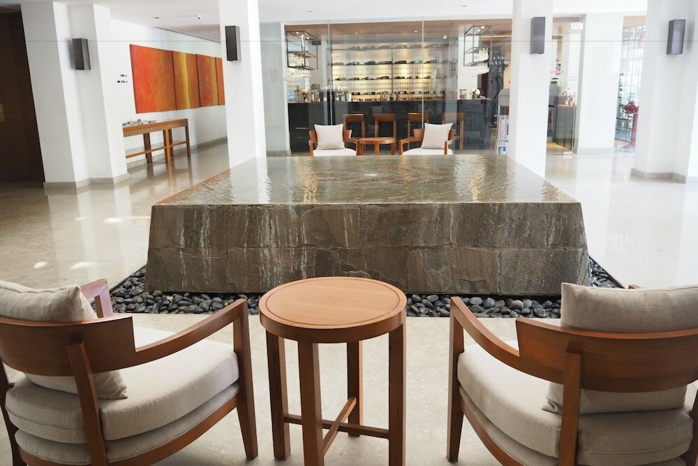 Фото Woodlands Suites Serviced Residences