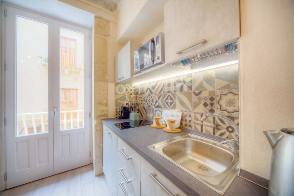 Фото Charm Of Ortigia Central Flat