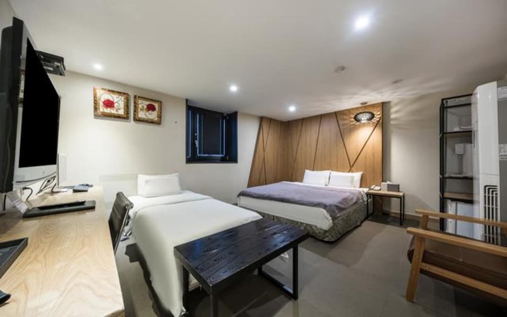 Фото Suwon City Hall Station Tumi