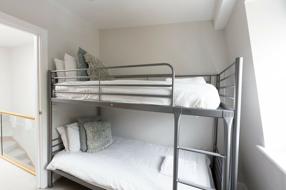 Фото Immaculate Central Windsor Town House