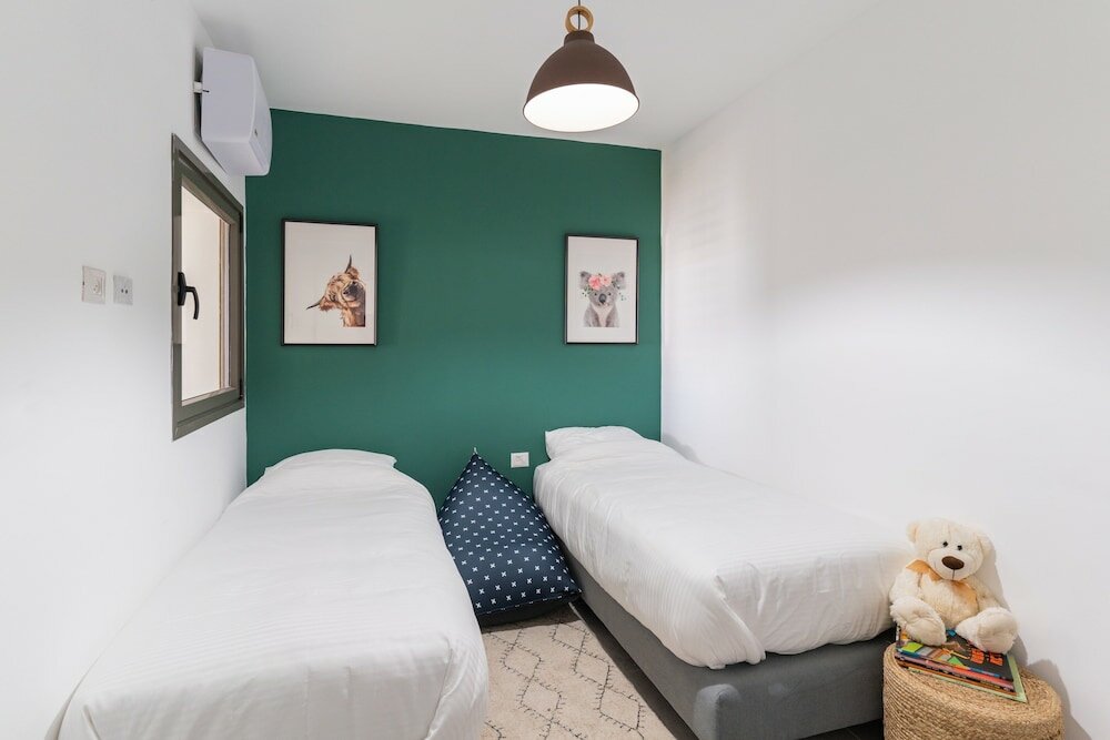 Фото Bright Sunny Holiday Home with Sea Views