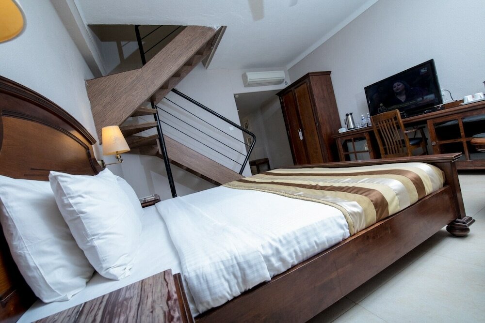 Фото Neelams The Glitz