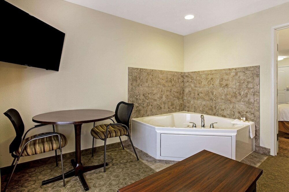 Фото La Quinta Inn & Suites by Wyndham Bismarck