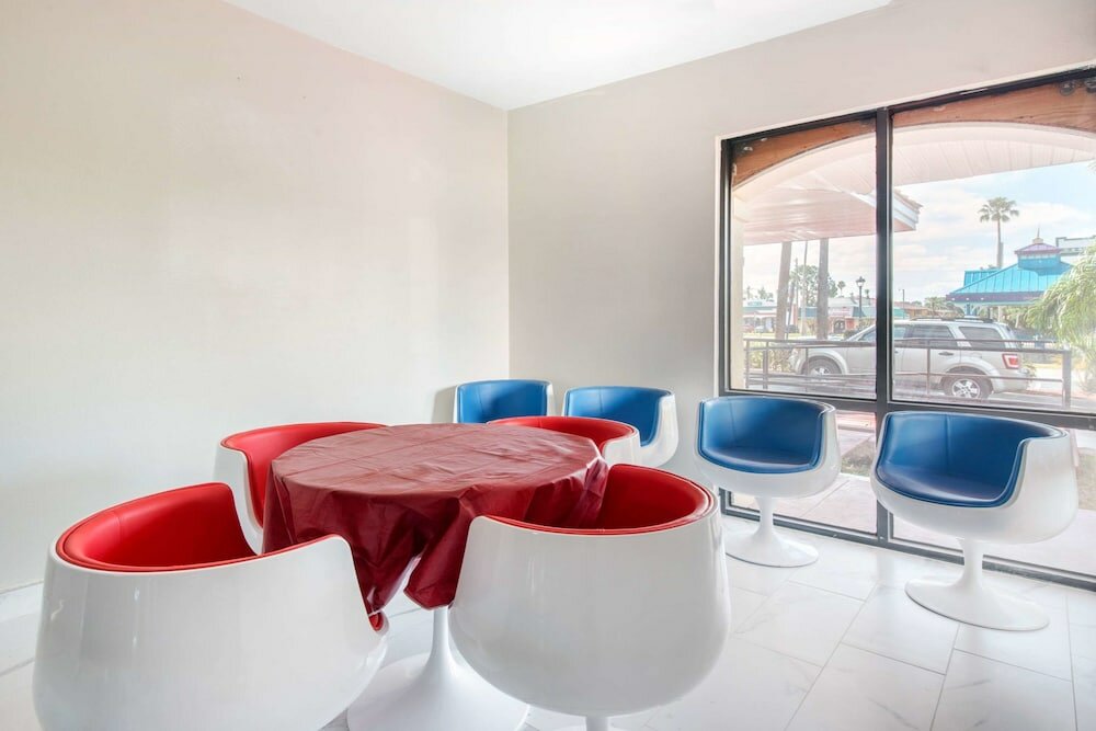 Фото Clarion Inn & Suites Kissimmee-Lake Buena Vista South