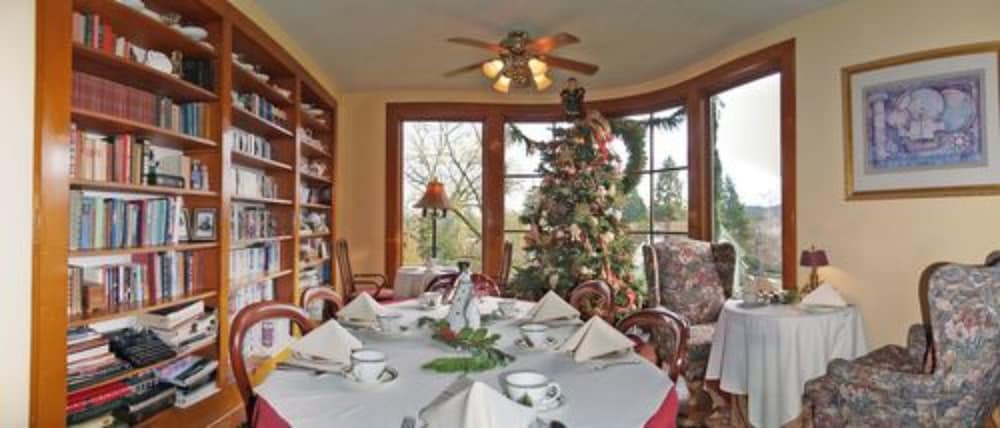 Фото Campbell House Inn