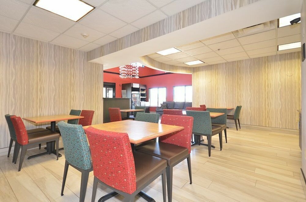 Фото Comfort Suites Fairgrounds West