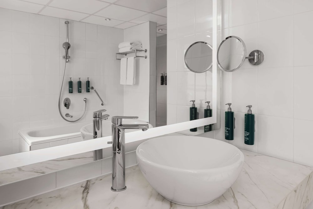 Фото Hilton Vienna Danube Waterfront