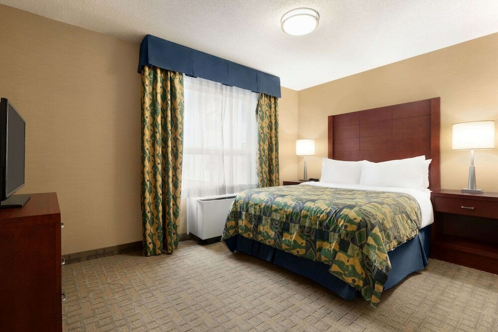 Фото Travelodge by Wyndham Oshawa Whitby