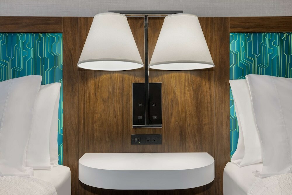 Фото Hampton Inn & Suites by Hilton Toronto Downtown