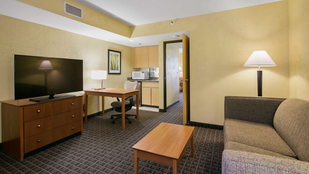 Фото Best Western Plus Scottsdale Thunderbird Suites