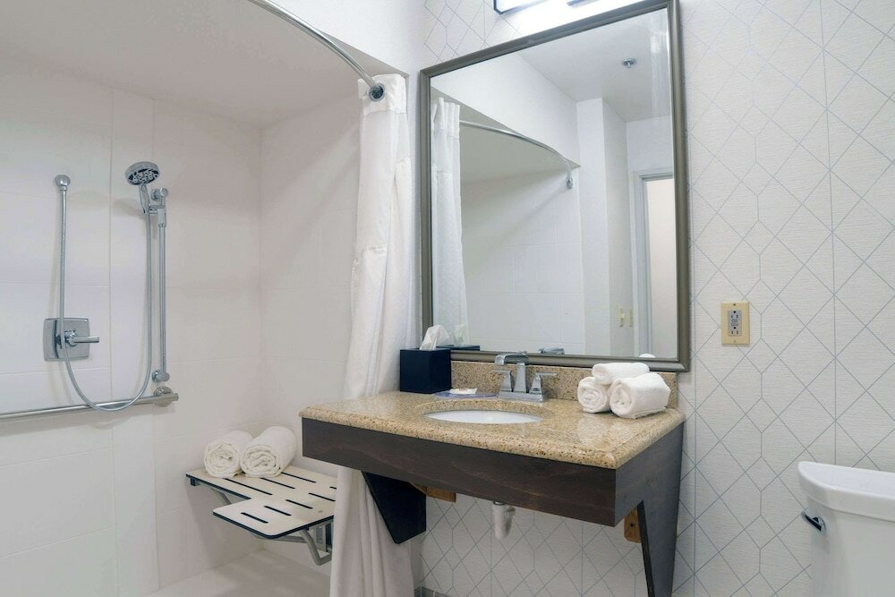 Фото Comfort Inn & Suites Nw Milwaukee