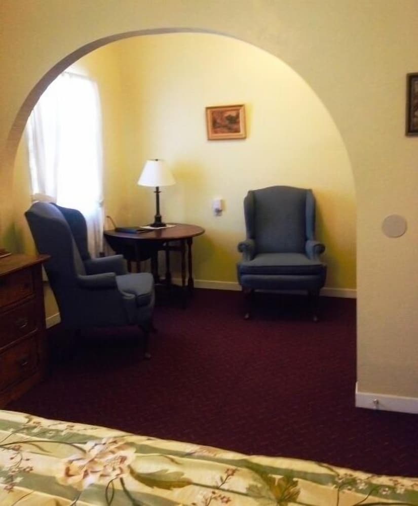 Фото Historic Cary House Hotel