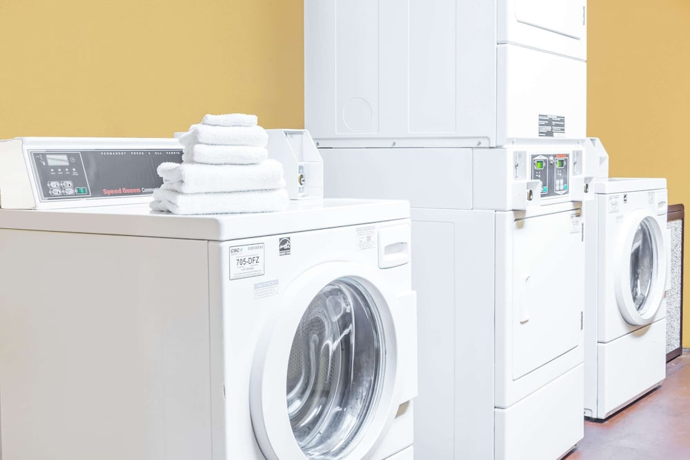 Фото Days Inn by Wyndham Fort Lauderdale-Oakland Park Airport N