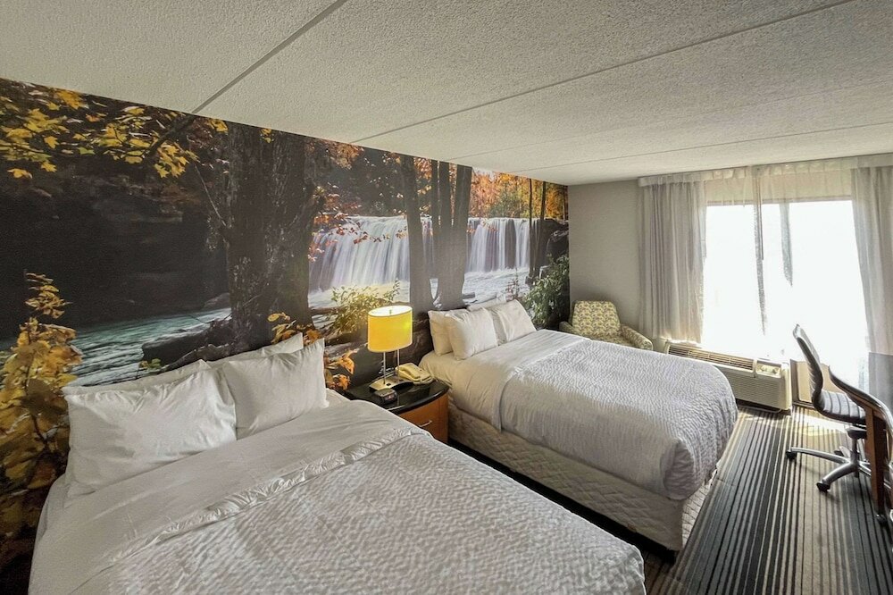 Фото Clarion Pointe Near Erie Casino