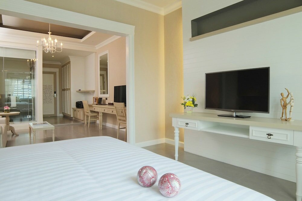 Фото The Raya Surawong Bangkok