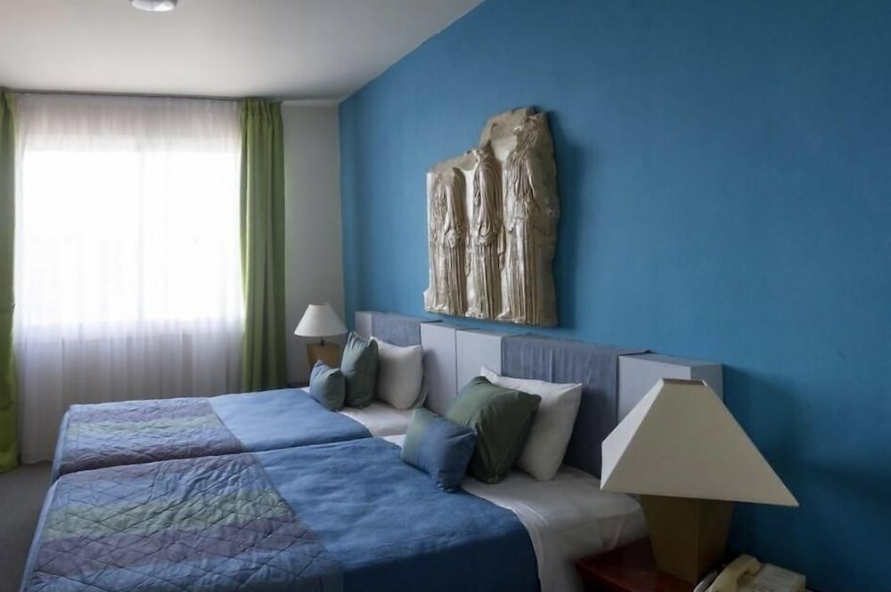 Фото The Caravel Hotel