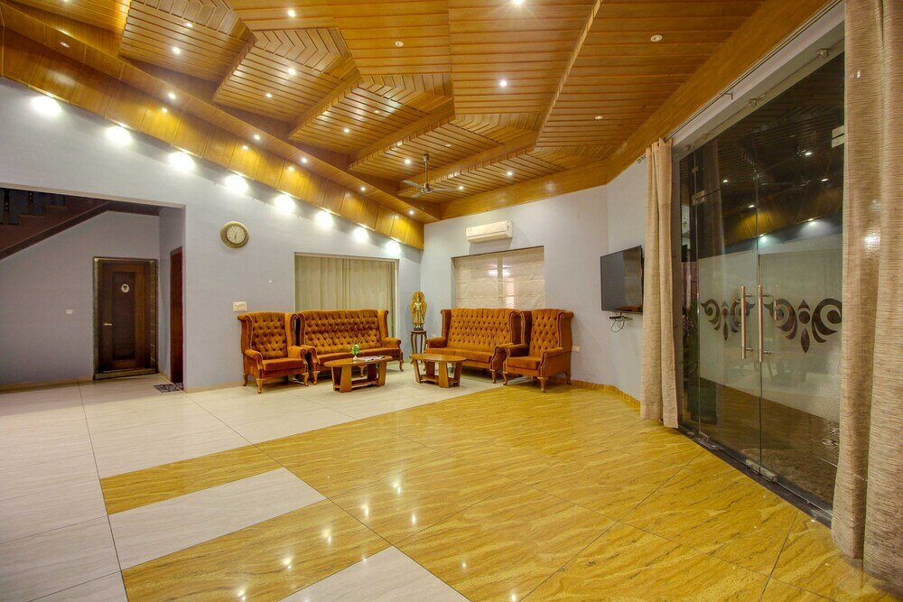 Фото Maulik Mansion Resort