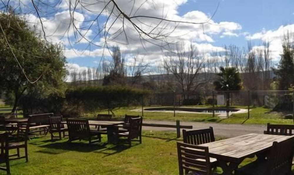 Фото Merrijig Motor Inn Resort