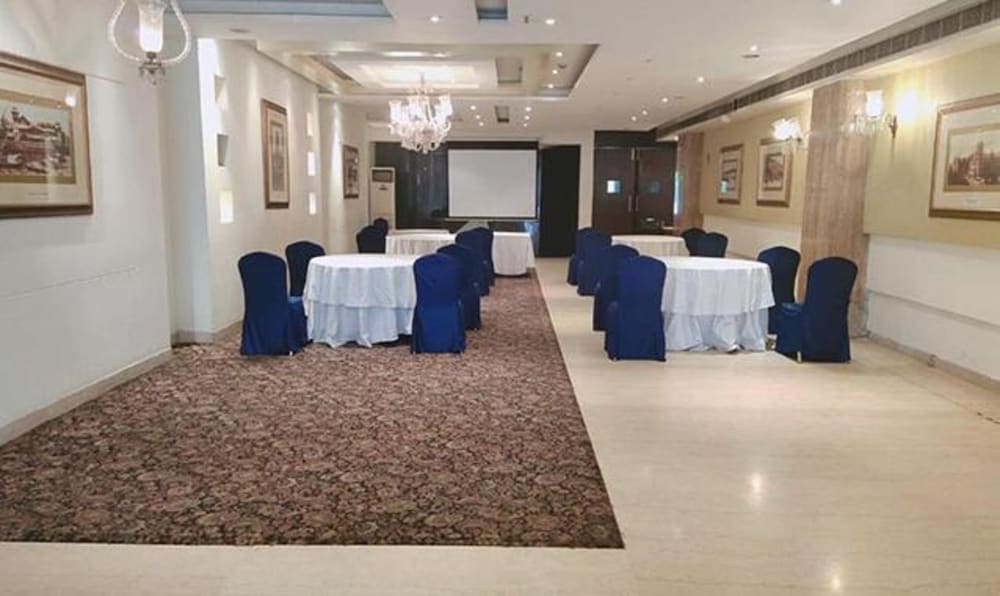 Фото Fabhotel Prime Hampshire Plaza