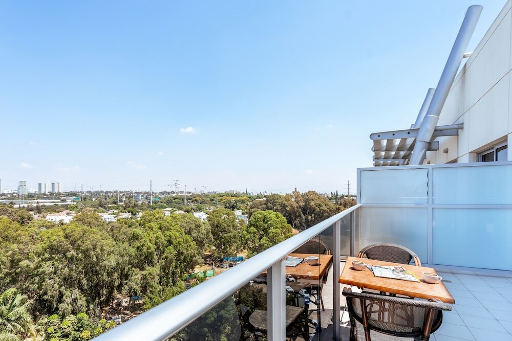 Фото Kfar Maccabiah Hotel and Suites