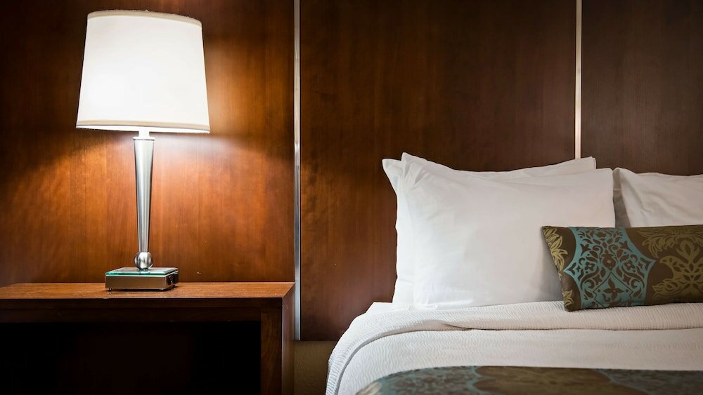 Фото Best Western Plus Airport Inn & Suites