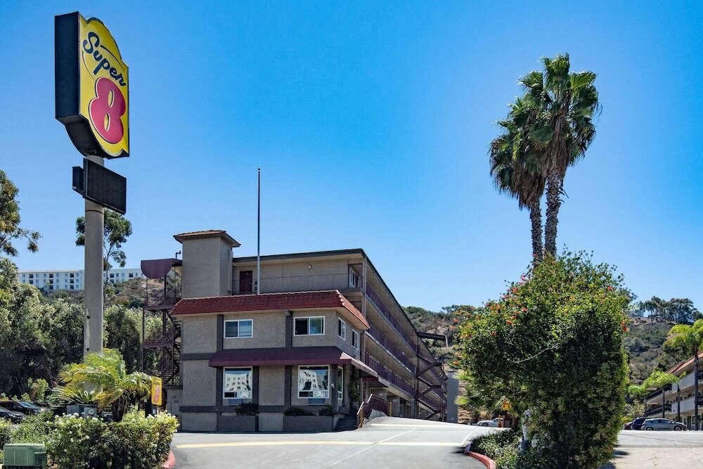 Фото Super 8 by Wyndham San Diego Hotel Circle