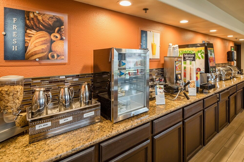 Фото Best Western Plus Airport Inn & Suites