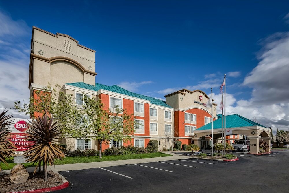 Фото Best Western Plus Airport Inn & Suites