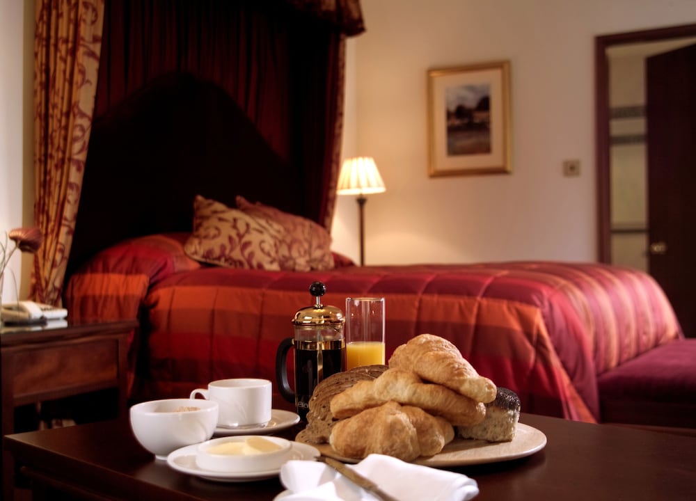 Фото Macdonald Norwood Hall Hotel