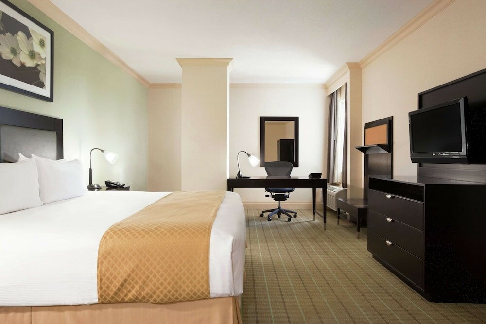 Фото DoubleTree by Hilton Hotel Dallas – Love Field