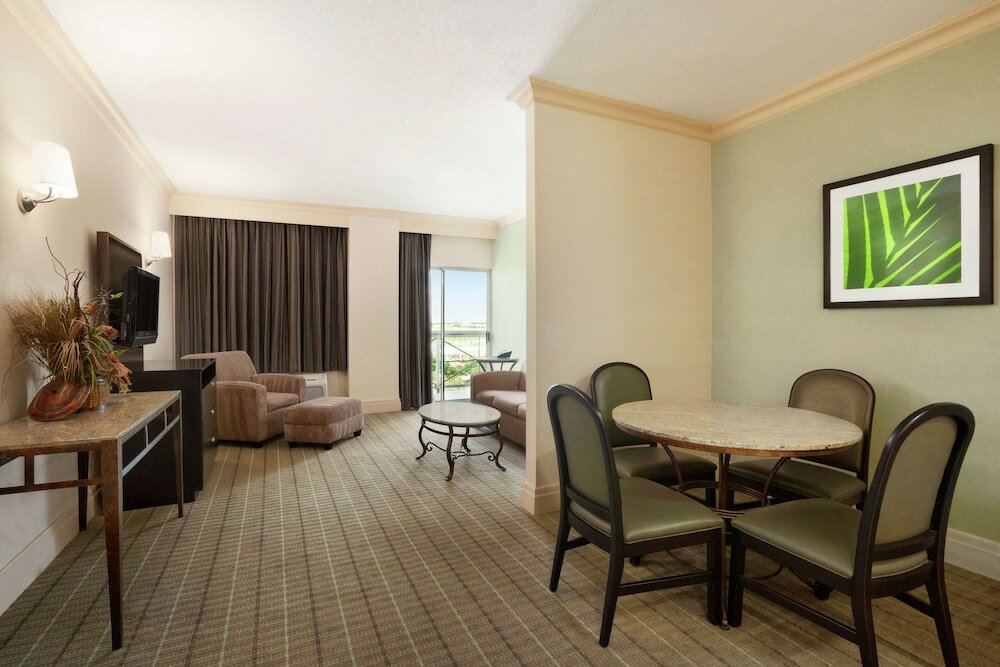 Фото DoubleTree by Hilton Hotel Dallas – Love Field