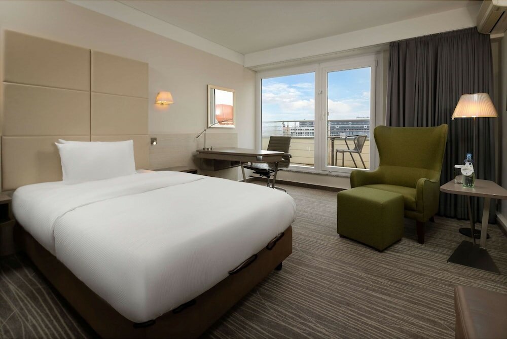 Фото DoubleTree by Hilton Hannover Schweizerhof