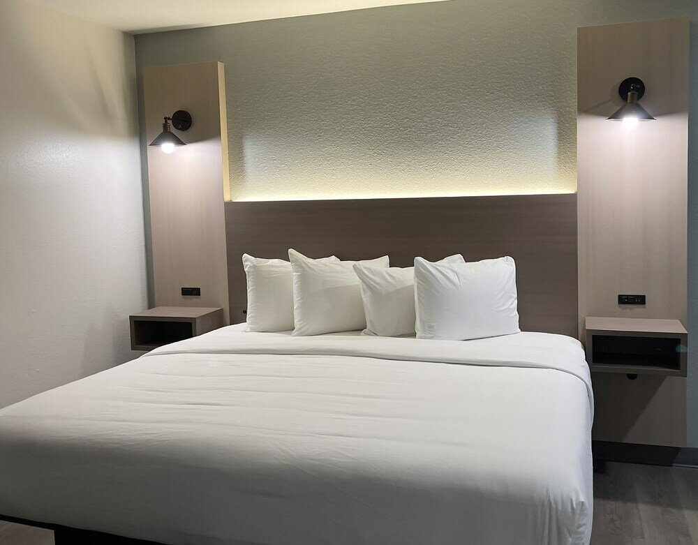 Фото HomeTowne Studios & Suites by Red Roof Columbia