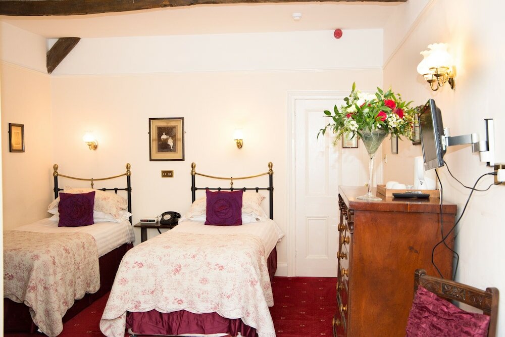 Фото Two Bridges Hotel