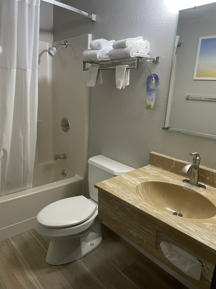 Фото Days Inn by Wyndham Warrensburg