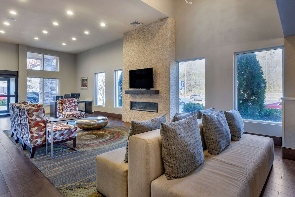 Фото Comfort Suites Airport