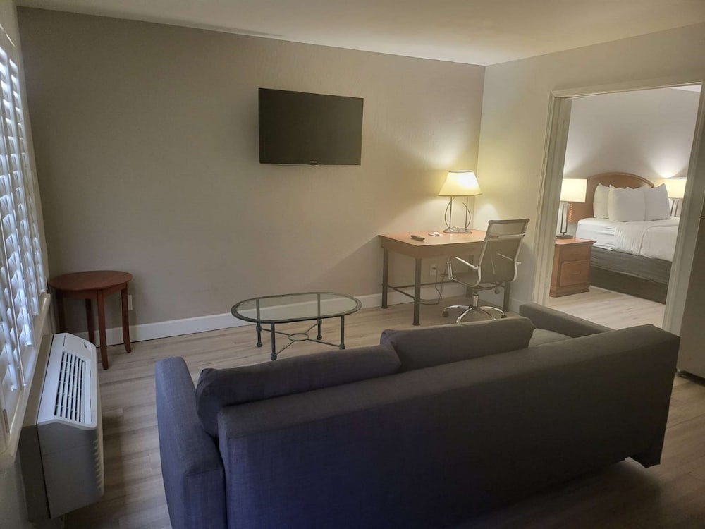 Фото SureStay Plus Hotel by Best Western Tempe University