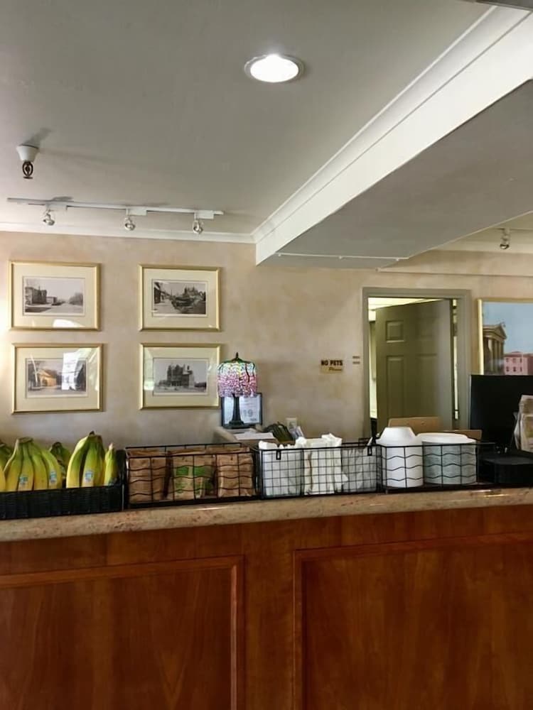 Фото Hardman House Inn & Suites