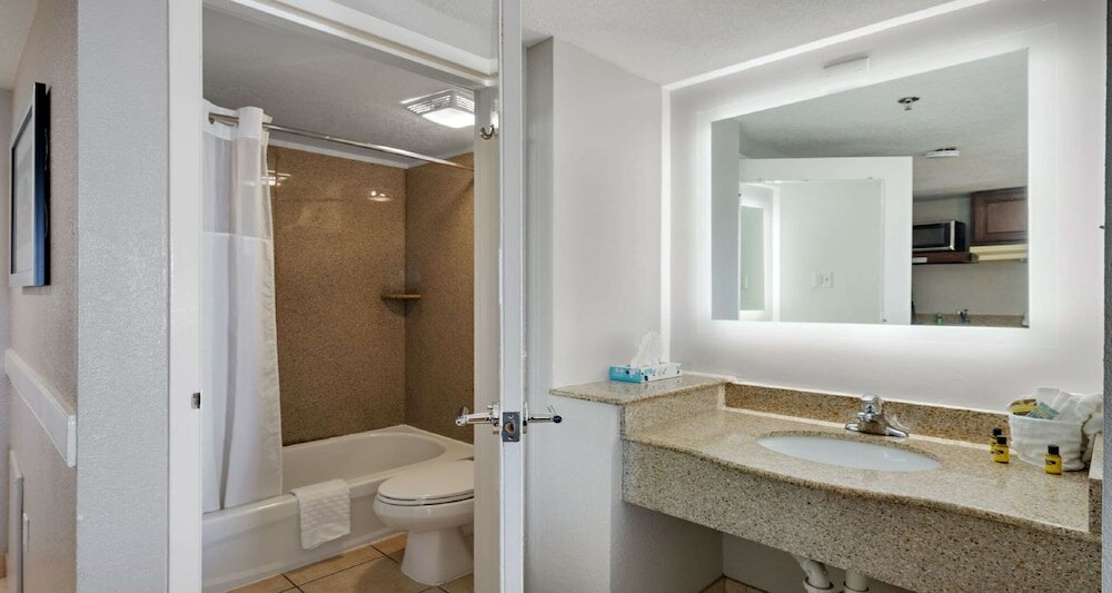 Фото Best Western Plus Holiday Sands Inn & Suites