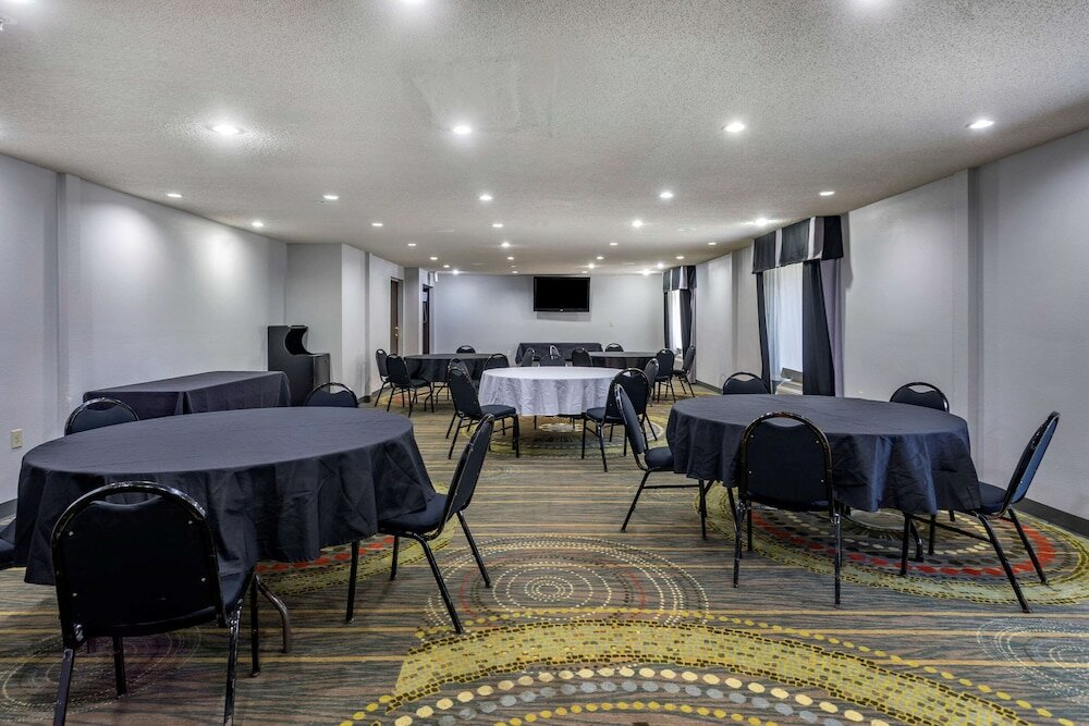 Фото Comfort Suites Airport