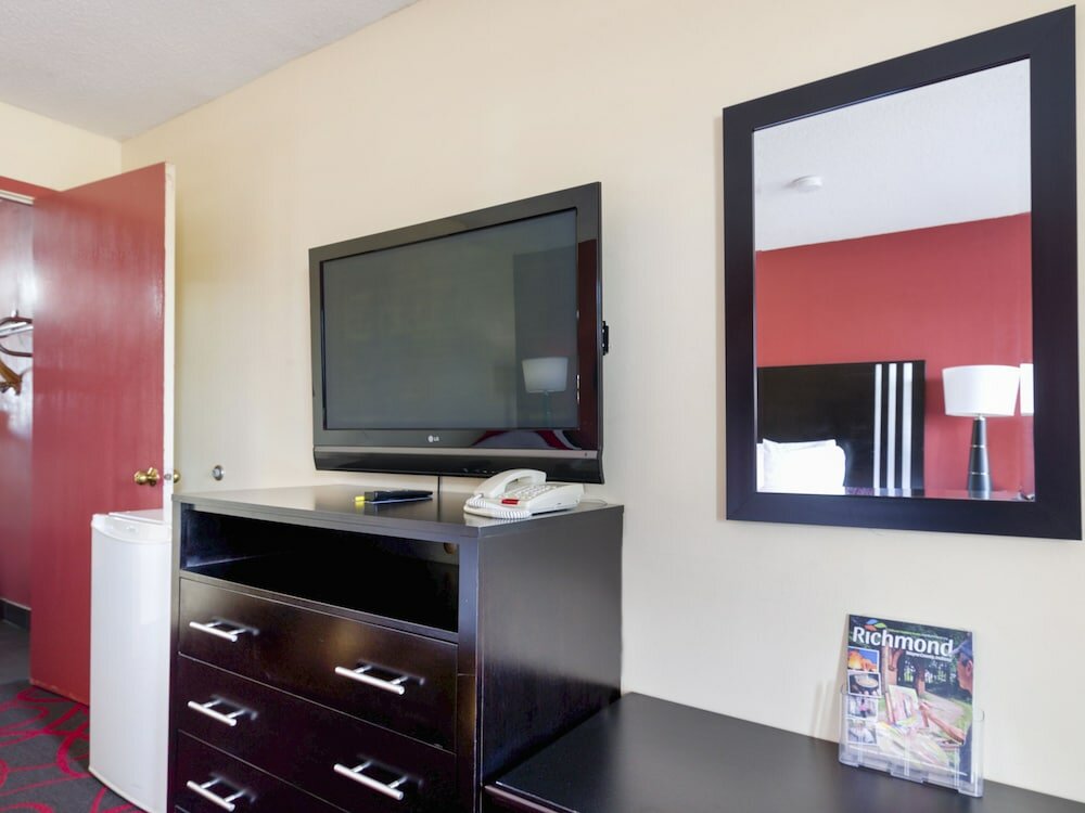 Фото Travelodge by Wyndham Richmond In