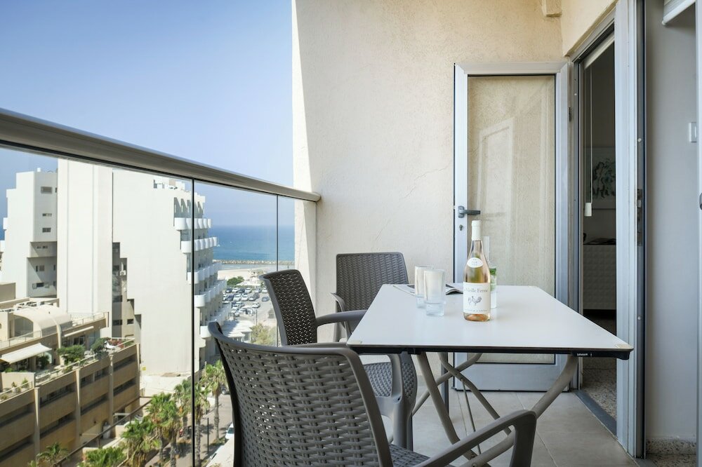 Фото 3br SeaView Apt by the Beach by SeaNRent