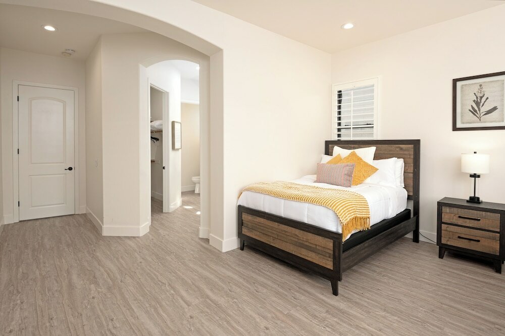 Фото Luxury Resort Style Living w Pool & Jacuzzi