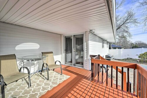 Гостиница Quiet Commack Cottage w Pool, 8 Mi to Beach! в Коммаке