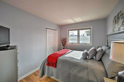 Гостиница Quiet Commack Cottage w Pool, 8 Mi to Beach! в Коммаке