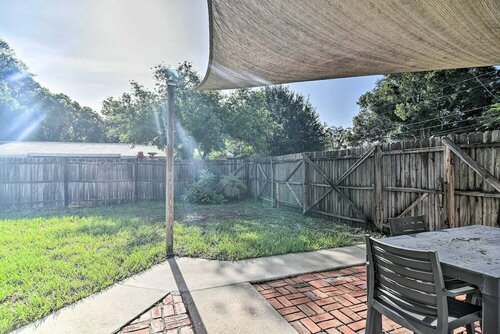 Гостиница Idyllic Largo Escape w Patio: 4 Mi to Beach!