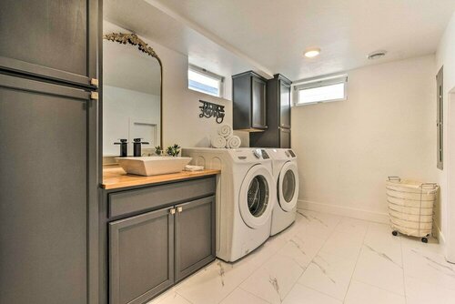 Гостиница Sleek & Modern Great Falls Gem: Hot Tub, Yard в Грейт-Фоллс