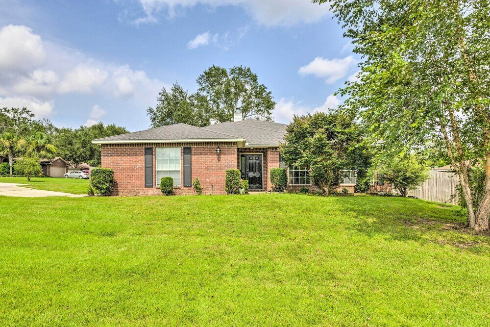 Фото Spacious Home w Sunroom, 15 Mi to Pensacola!