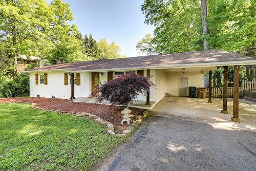 Гостиница Bright Knoxville Vacation Rental w Large Backyard в Ноксвилле